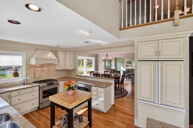 18 County Clare Lane, Niskayuna, NY 12309