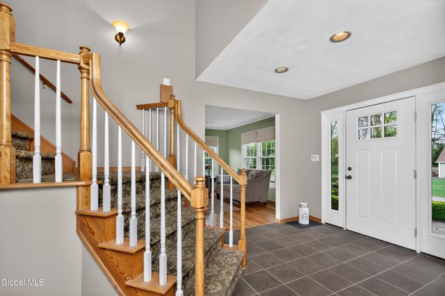 18 County Clare Lane, Niskayuna, NY 12309