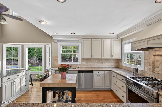 18 County Clare Lane, Niskayuna, NY 12309