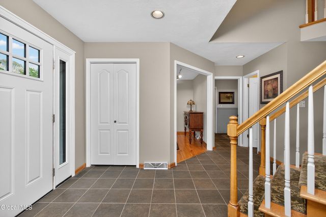18 County Clare Lane, Niskayuna, NY 12309