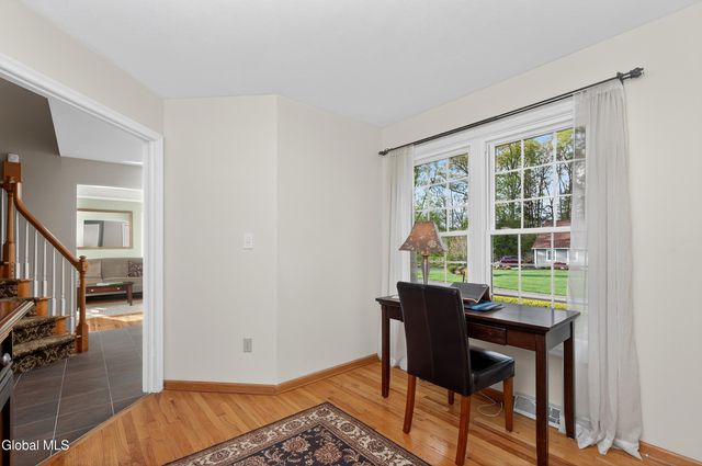 18 County Clare Lane, Niskayuna, NY 12309
