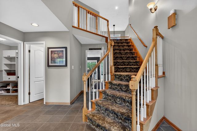 18 County Clare Lane, Niskayuna, NY 12309