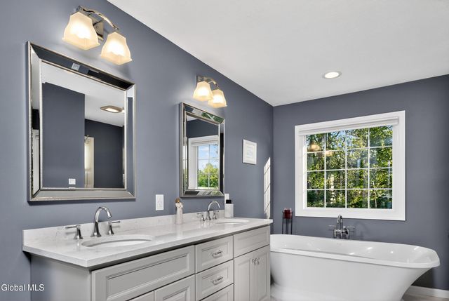 18 County Clare Lane, Niskayuna, NY 12309
