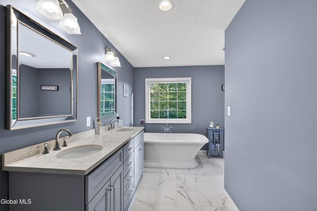 18 County Clare Lane, Niskayuna, NY 12309