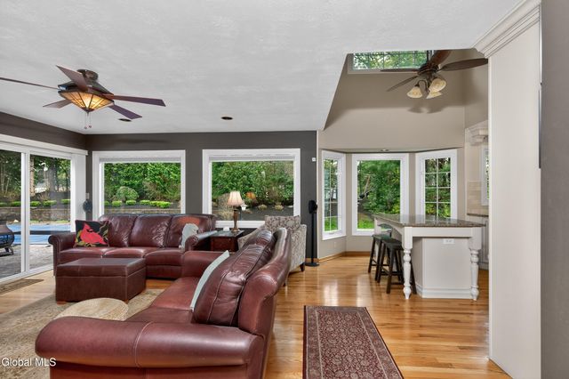 18 County Clare Lane, Niskayuna, NY 12309