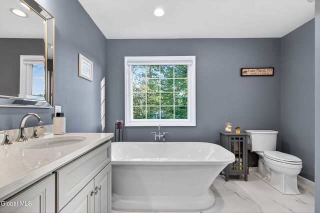 18 County Clare Lane, Niskayuna, NY 12309