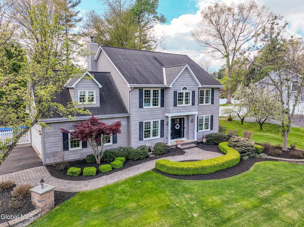 18 County Clare Lane, Niskayuna, NY 12309