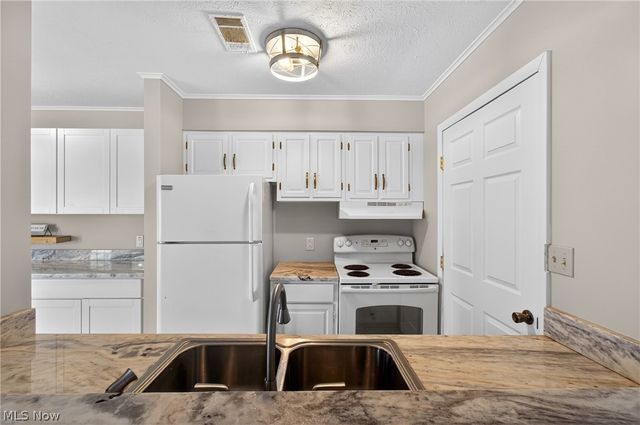 2549 Royal County Down Drive 15B, Uniontown, OH 44685
