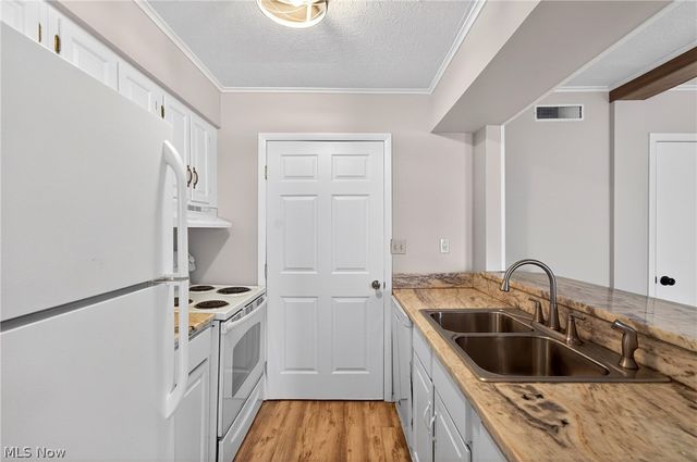 2549 Royal County Down Drive 15B, Uniontown, OH 44685