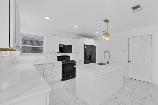 9526 Castlefield Drive, Dallas, TX 75227