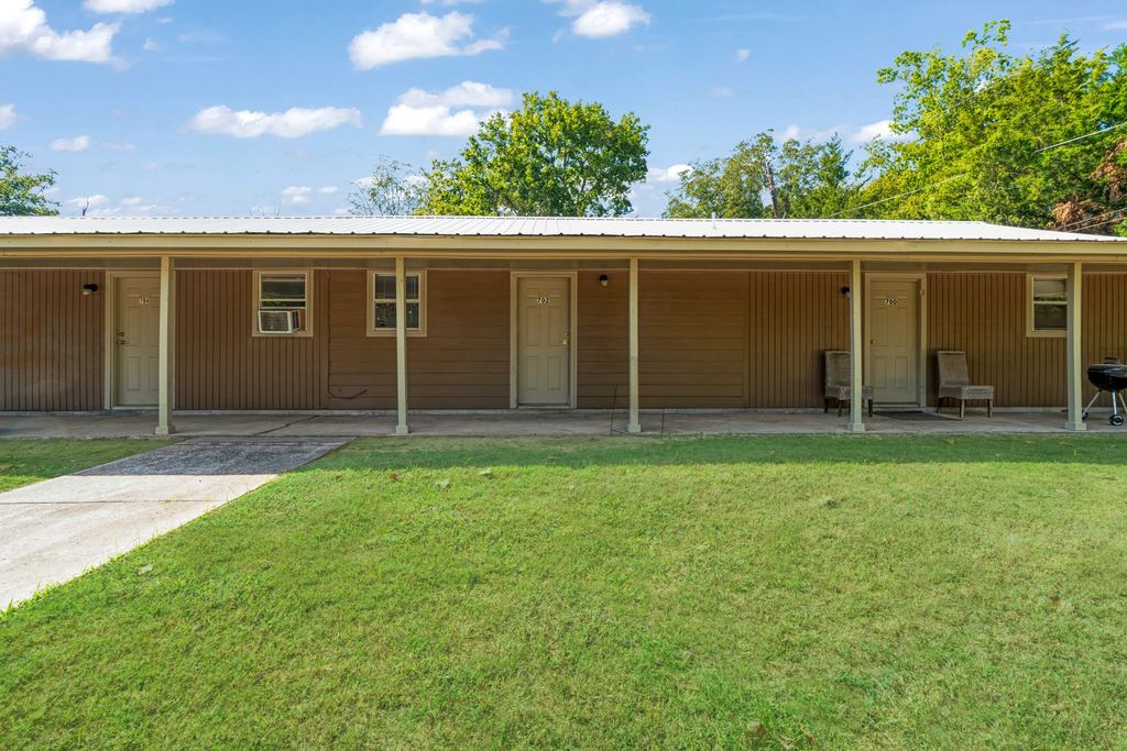 700 S Donoho Street 700, 702, 704, 706, 708, Clarksville, TX 75426