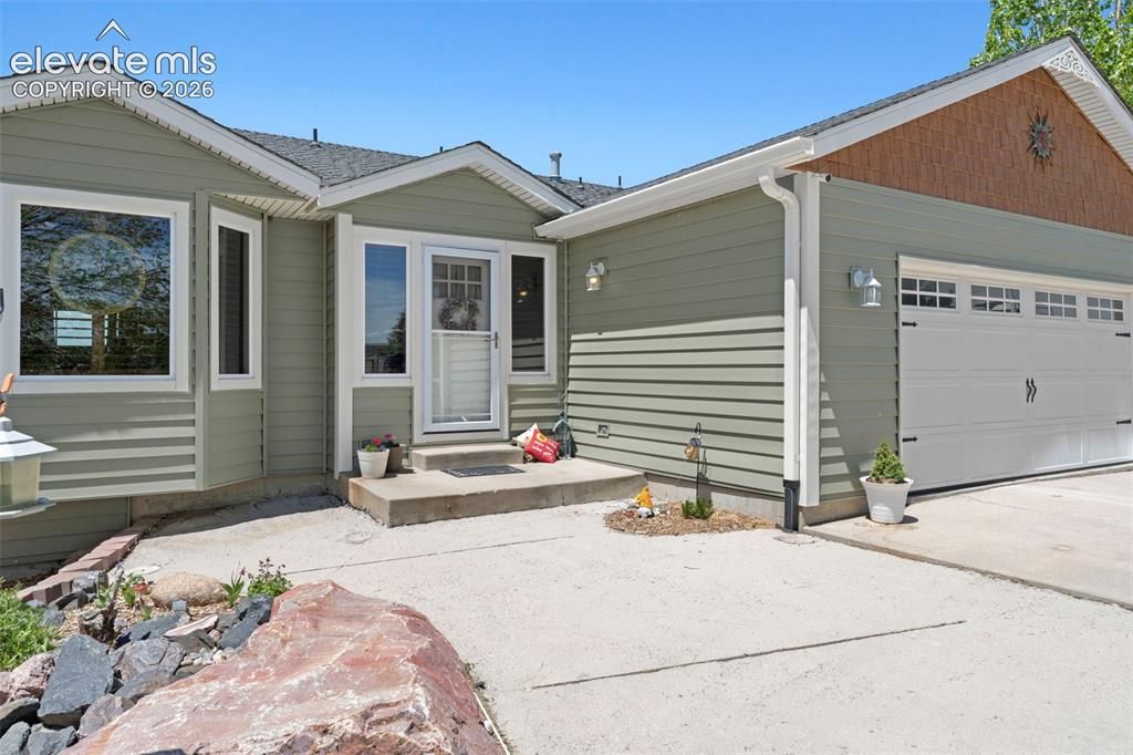 Image 2 of property listing at 8191 Sun Country Drive, Elizabeth, CO 80107
