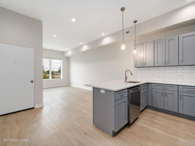 7517 W Belmont Avenue 3W, Chicago, IL 60634