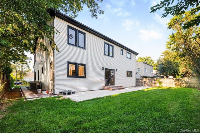 112 Old Oak Lane, Levittown, NY 11756