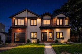 112 Old Oak Lane, Levittown, NY 11756