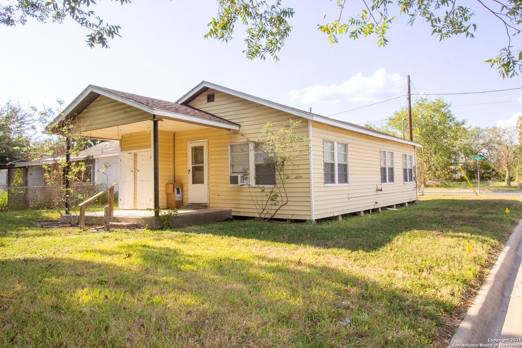 310 E Rachal, Beeville, TX 78102