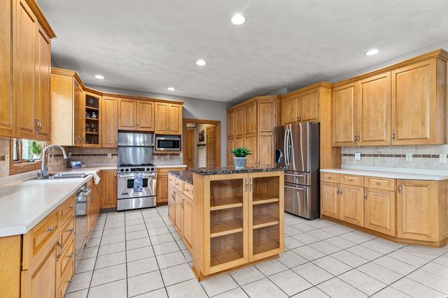 4717 N HASTINGS COURT, Appleton, WI 54913
