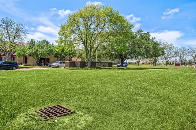 1810 Candle Light Court, Sugar Land, TX 77498