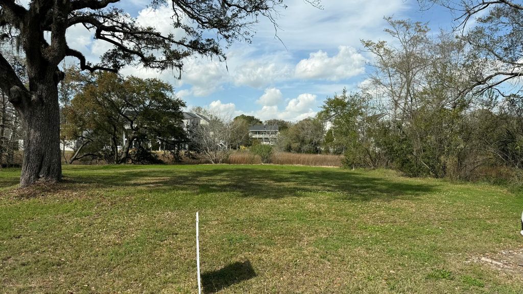 Image 2 of property listing at 1062 Glenshaw Street, North Charleston, SC 29405