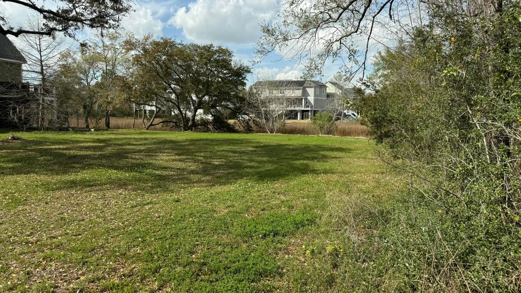 Image 5 of property listing at 1062 Glenshaw Street, North Charleston, SC 29405