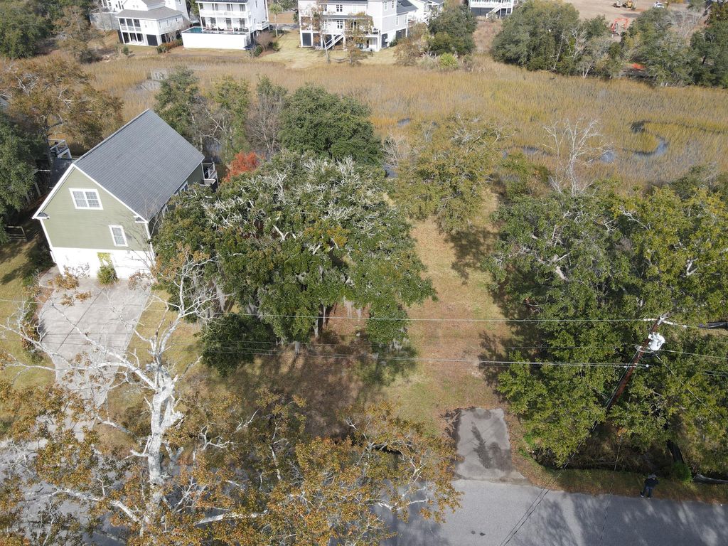 Image 8 of property listing at 1062 Glenshaw Street, North Charleston, SC 29405