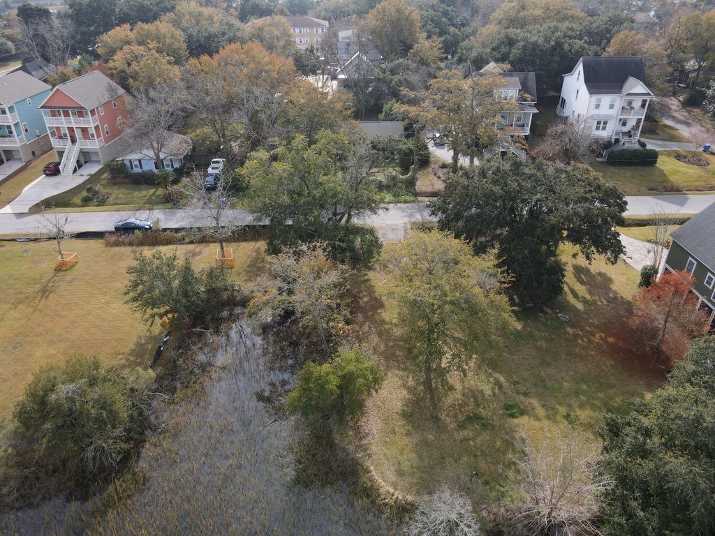 Image 9 of property listing at 1062 Glenshaw Street, North Charleston, SC 29405