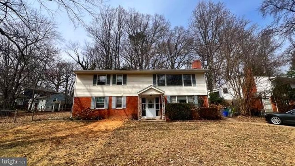 100 YEONAS CIR SE, Vienna, VA 22180