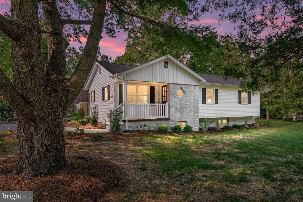 Image 1 of property listing at 520 HARBOR DR, Annapolis, MD 21403