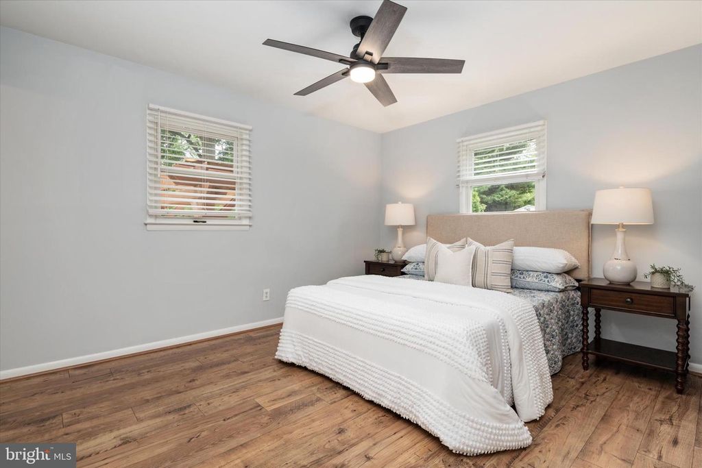 Image 10 of property listing at 520 HARBOR DR, Annapolis, MD 21403