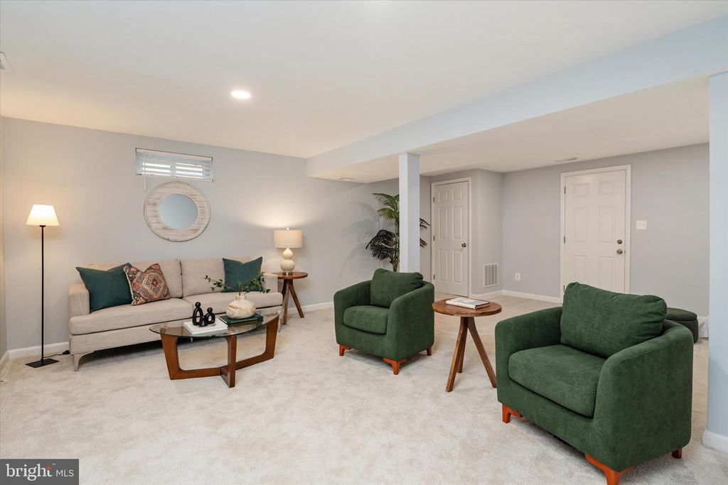 Image 12 of property listing at 520 HARBOR DR, Annapolis, MD 21403