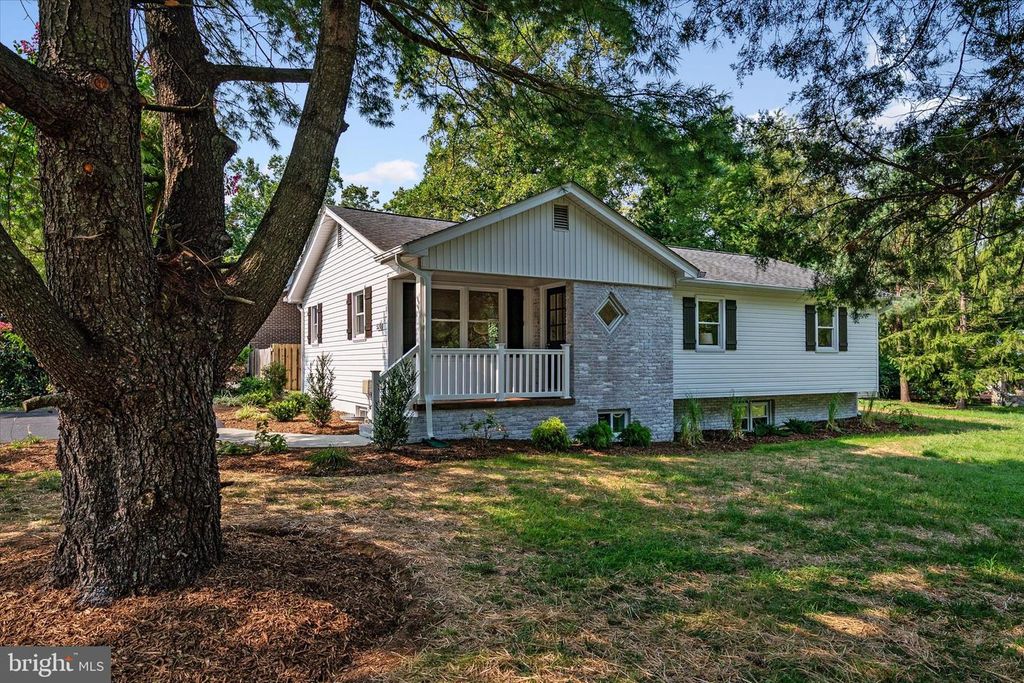 Image 14 of property listing at 520 HARBOR DR, Annapolis, MD 21403