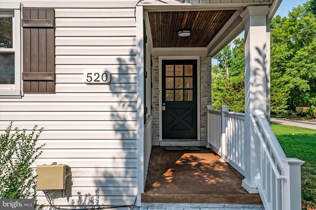Image 15 of property listing at 520 HARBOR DR, Annapolis, MD 21403