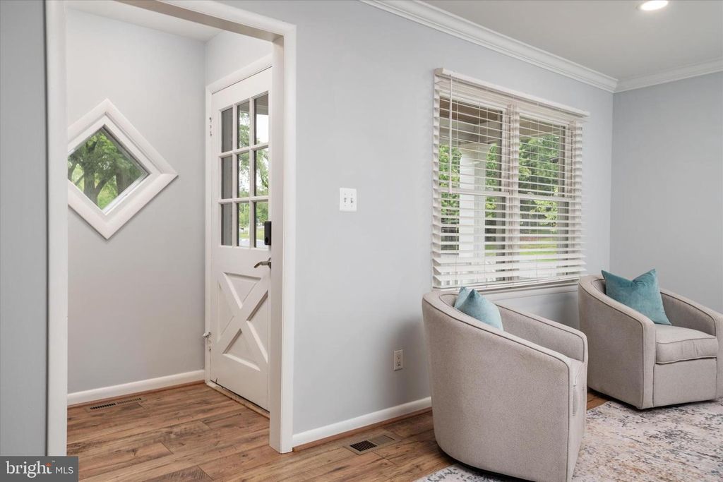 Image 16 of property listing at 520 HARBOR DR, Annapolis, MD 21403