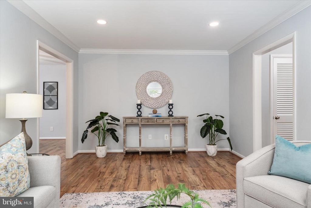 Image 17 of property listing at 520 HARBOR DR, Annapolis, MD 21403