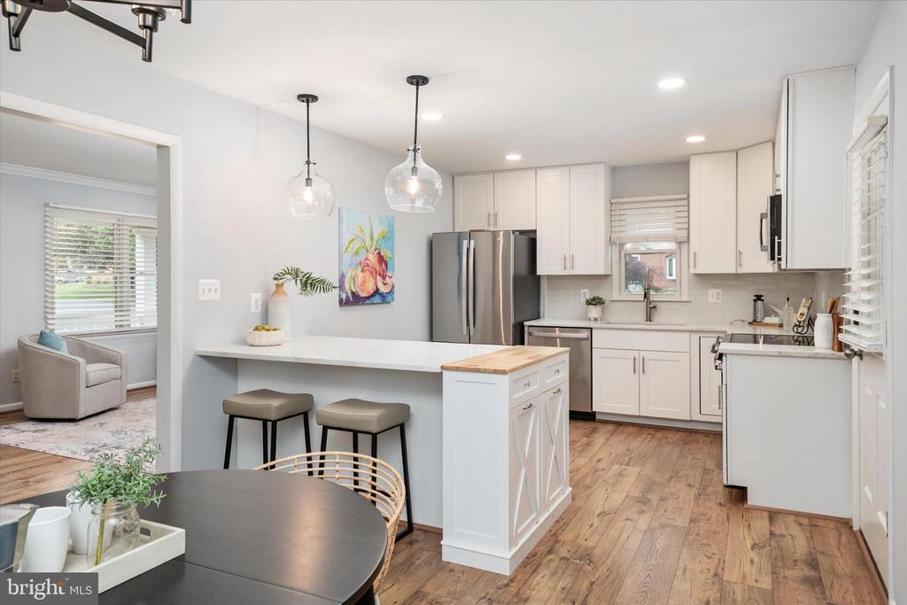 Image 19 of property listing at 520 HARBOR DR, Annapolis, MD 21403