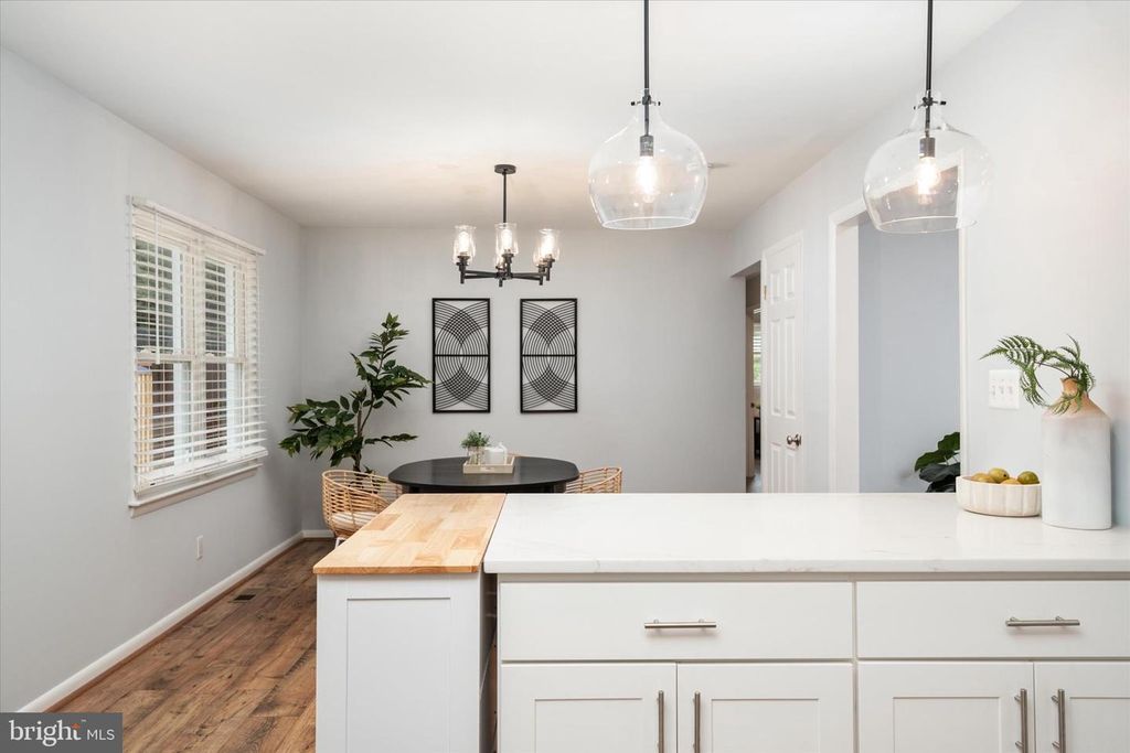 Image 21 of property listing at 520 HARBOR DR, Annapolis, MD 21403
