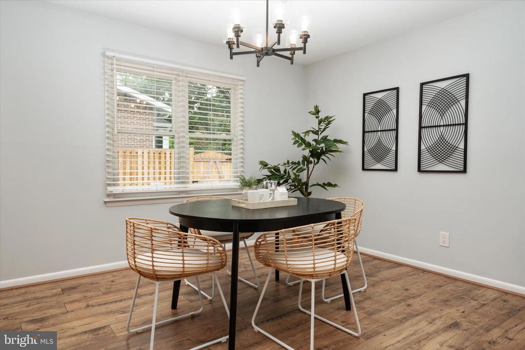 Image 22 of property listing at 520 HARBOR DR, Annapolis, MD 21403