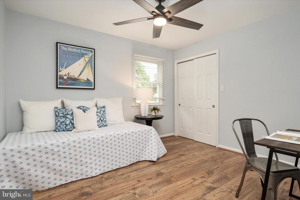 Image 23 of property listing at 520 HARBOR DR, Annapolis, MD 21403