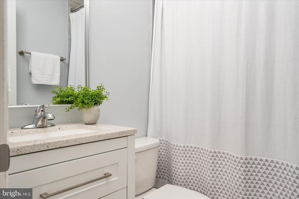 Image 27 of property listing at 520 HARBOR DR, Annapolis, MD 21403