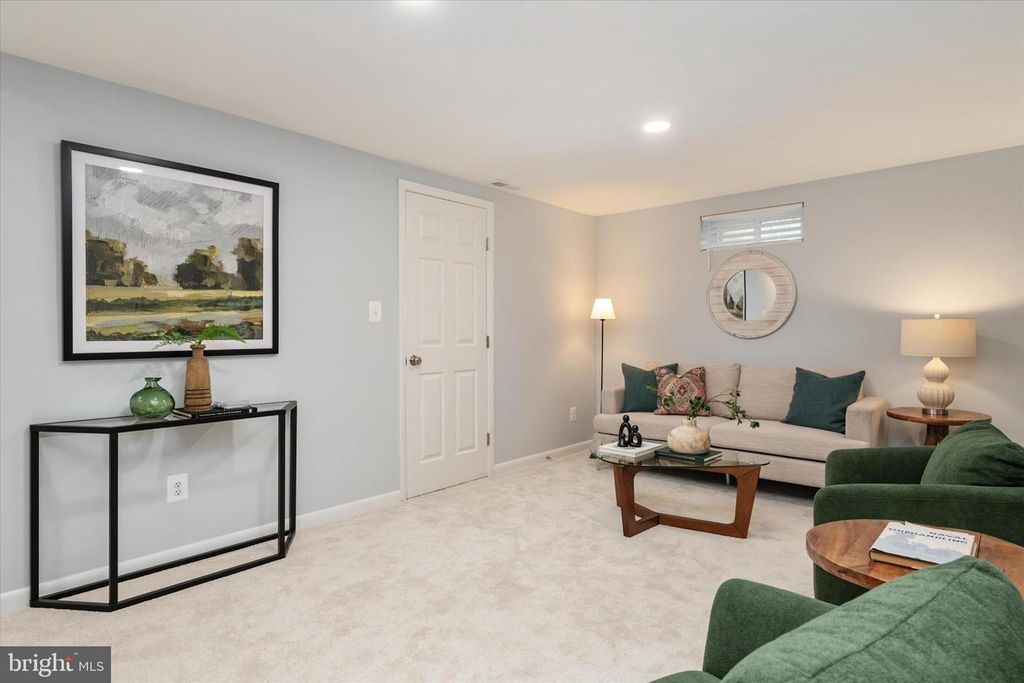 Image 30 of property listing at 520 HARBOR DR, Annapolis, MD 21403