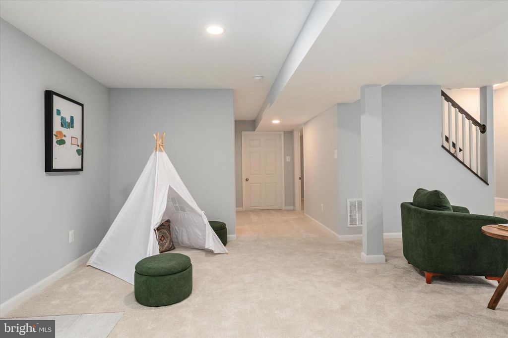 Image 32 of property listing at 520 HARBOR DR, Annapolis, MD 21403