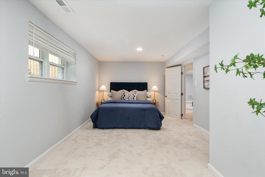 Image 34 of property listing at 520 HARBOR DR, Annapolis, MD 21403