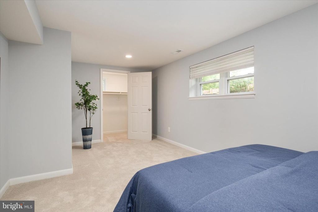 Image 35 of property listing at 520 HARBOR DR, Annapolis, MD 21403