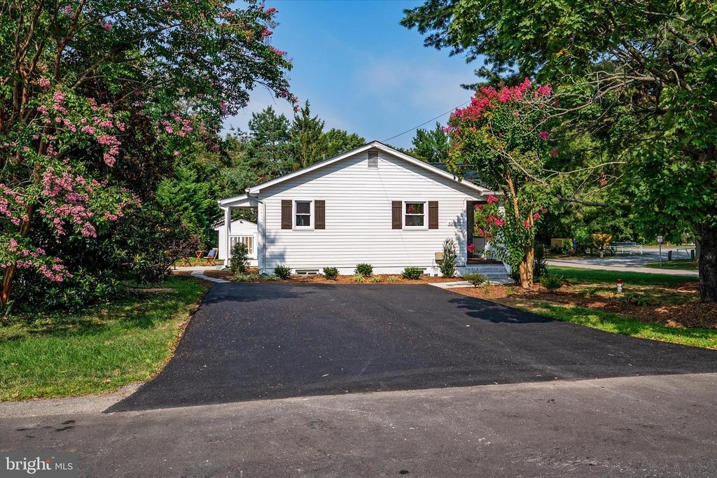 Image 37 of property listing at 520 HARBOR DR, Annapolis, MD 21403