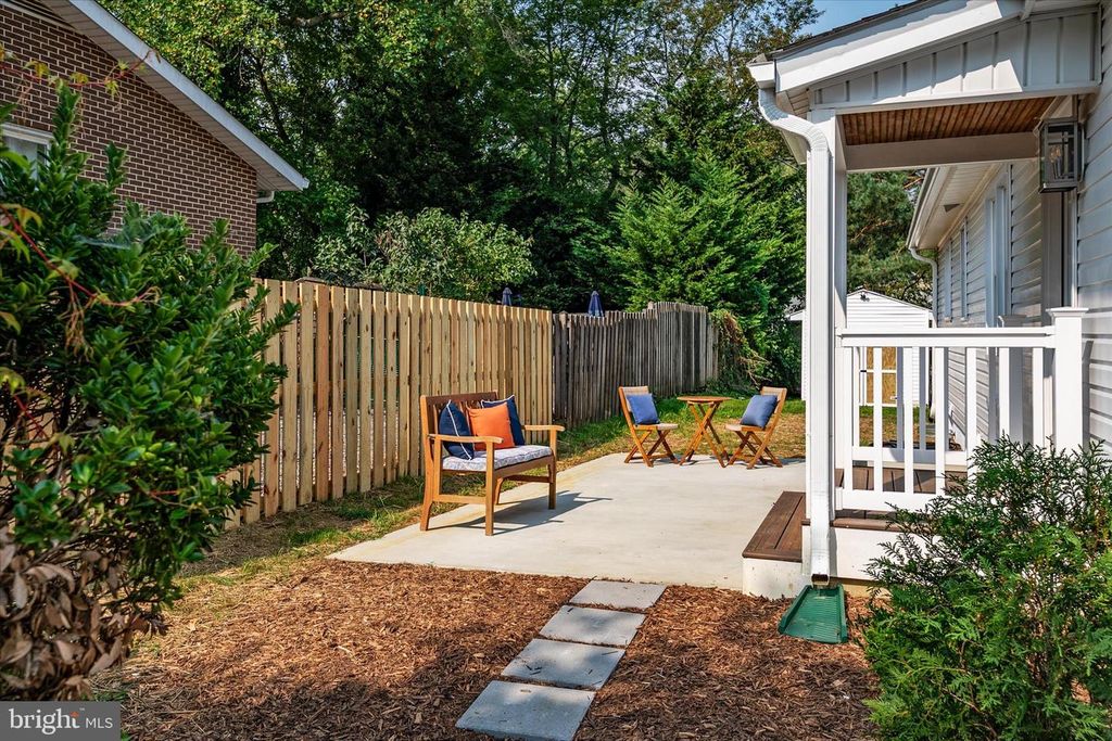 Image 38 of property listing at 520 HARBOR DR, Annapolis, MD 21403