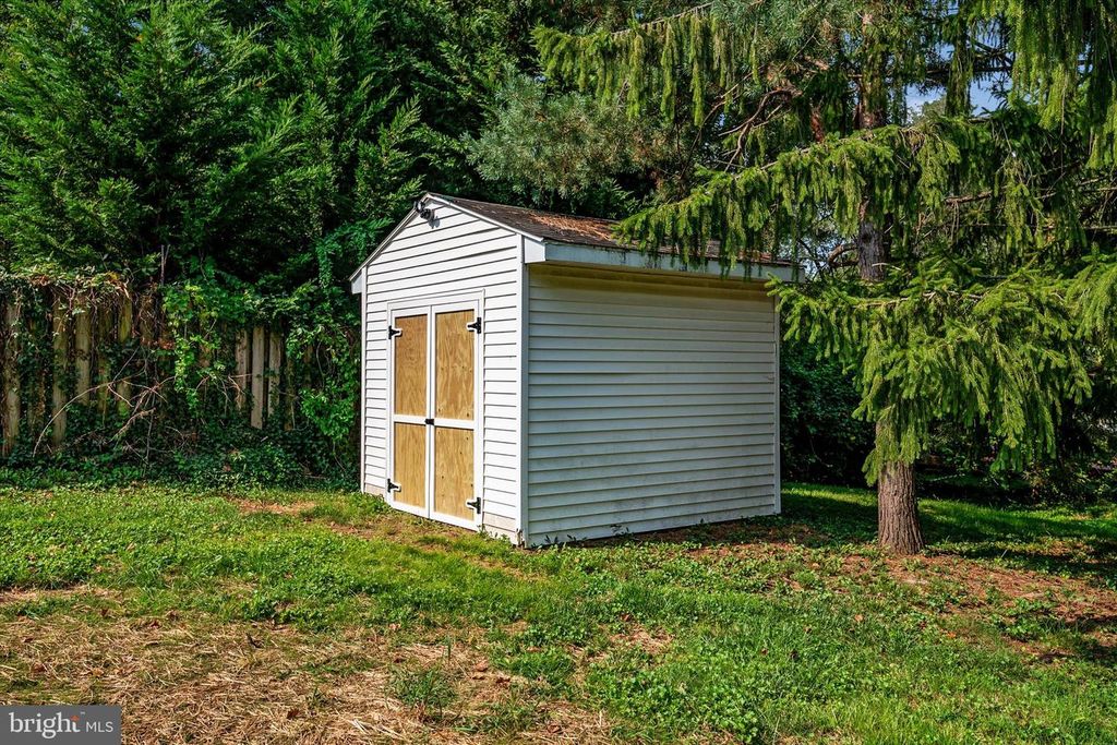Image 40 of property listing at 520 HARBOR DR, Annapolis, MD 21403