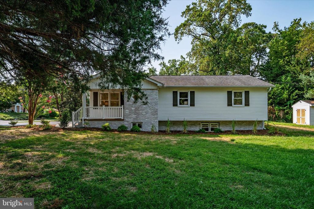 Image 42 of property listing at 520 HARBOR DR, Annapolis, MD 21403
