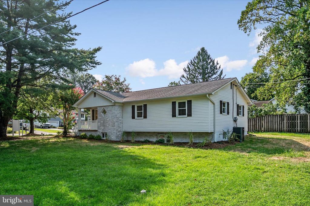Image 43 of property listing at 520 HARBOR DR, Annapolis, MD 21403