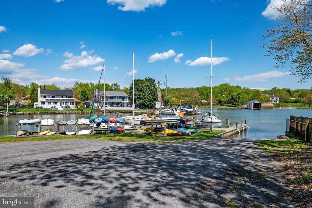 Image 6 of property listing at 520 HARBOR DR, Annapolis, MD 21403