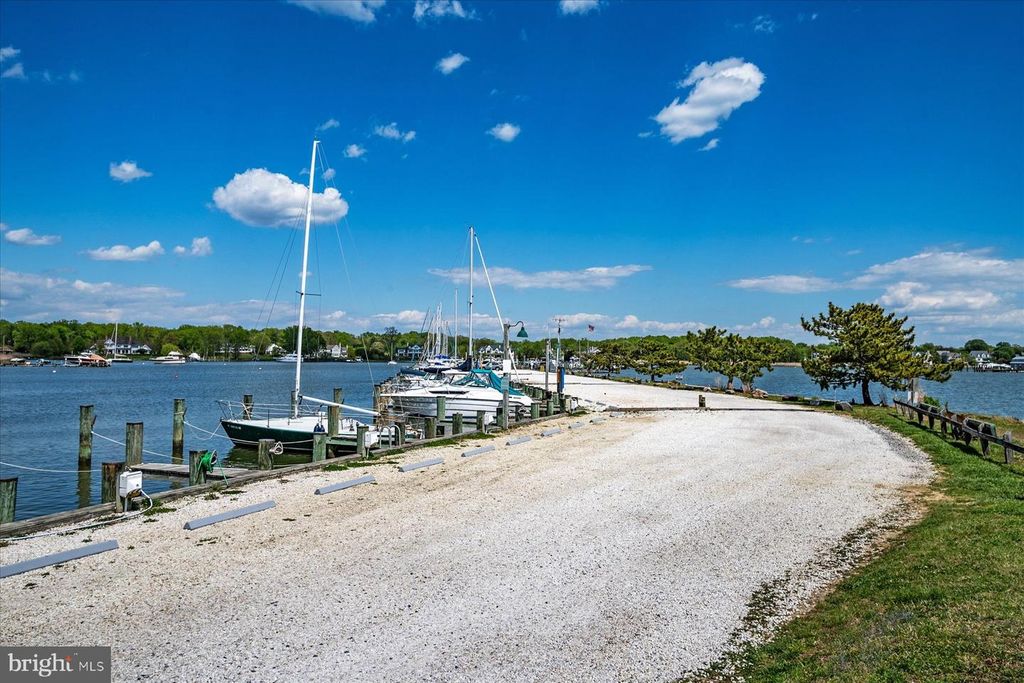 Image 7 of property listing at 520 HARBOR DR, Annapolis, MD 21403